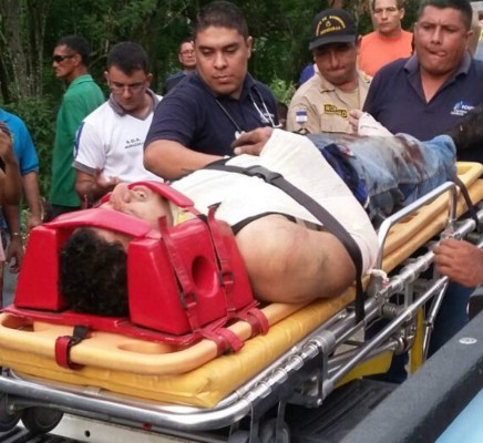 Volcamiento de rastra deja a conductor gravemente herido